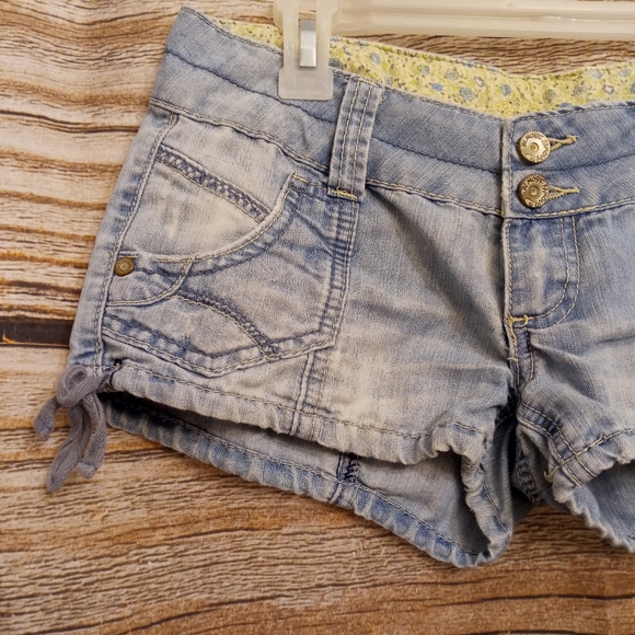 Short Shorts Almost Famous Light Blue Jeans - Picture 3 of 12